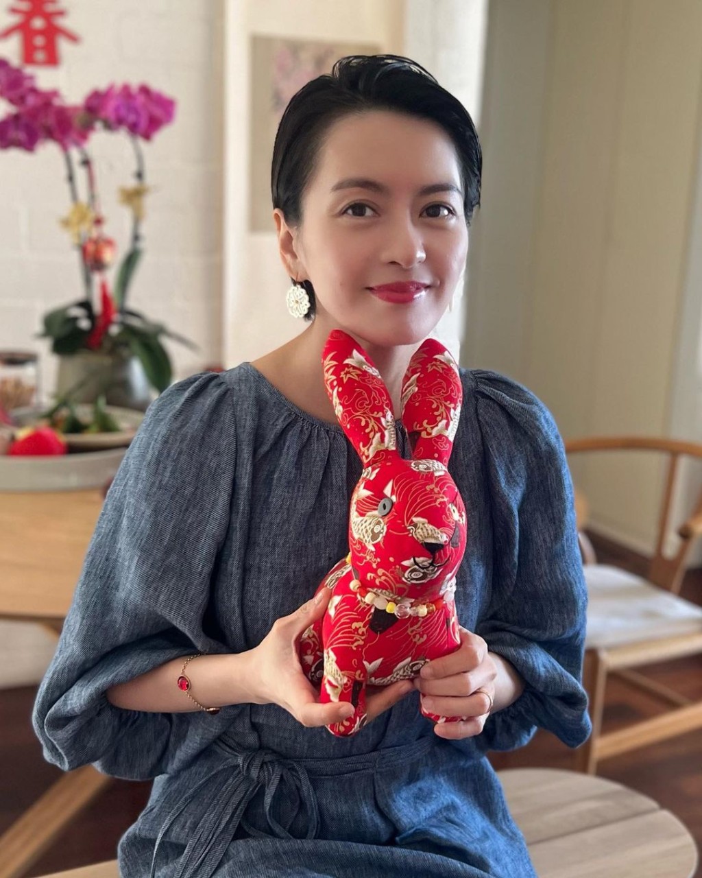 梁詠琪在家中向大家拜年。